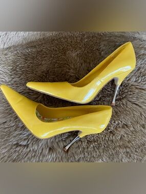 Delicious Yellow Patent Pointed-Toe Pumps with Metal Heel- sky high 4” heel